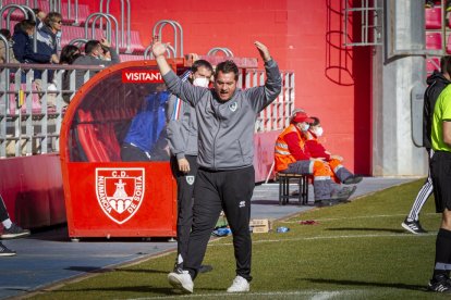 Diego Martínez se queja de una decisión de los colegiados en un partido de esta temporada. MARIO TEJEDOR