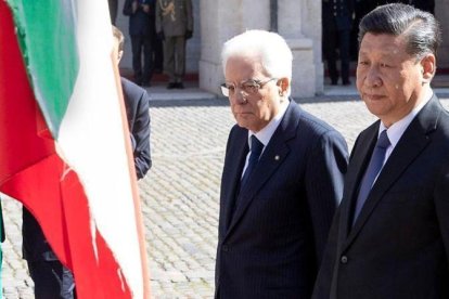 Mattarella y Xin pasan revista a la Guardia de Honor italiana en el palacio presidencial Quirinale, en Roma.-AFP