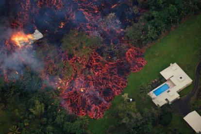 La lava del Kilauea se aproxima a una casa en Hawaï.-EFE / BRUCE OMORI