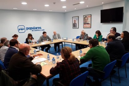 Un momento de la reunión del comité de organización el lunes pasado, que es la que ha llevado a esta situación de caos.-E.M.