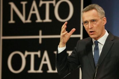 Stoltenberg gesticula durante la presentación del informe anual de la OTAN correspondiente al 2017, el 15 de marzo, en Bruselas.-EFE / OLIVIER HOSLET