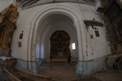 Interior de la iglesia de La Barbolla antes de producirse el robo y de la retirada de algunas piezas por parte del Obispado. MARIO TEJEDOR