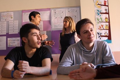 Abellón y Govorova, tras dos alumnos, durante la visita de la delegada de PISA a Escolapios de Soria.-D. S.