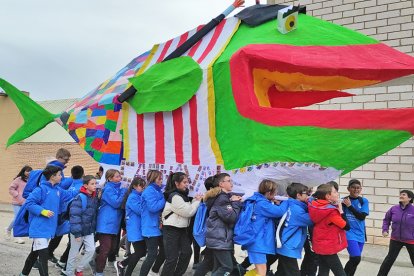 La Sardina cargada por los niños de San Esteban. ANA HERNANDO