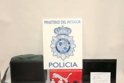 Material incautado en la vivienda del presunto autor de los hechos.-