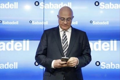 Josep Oliu, presidente del Banc Sabadell.-EFE / ANDREU DALMAU