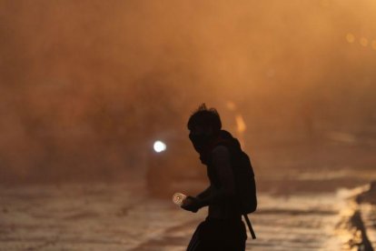 Manifestantes protestan este martes durante una nueva jornada de movilizaciones en contra del Gobierno.-EFE