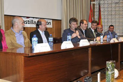 Mesa redonda del San José sobre el deporte base celebrada ayer. / Valentín Guisande-