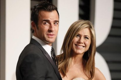 Jennifer Aniston y Justin Theroux en la alfombra roja de la fiesta de VanityFair de los Oscar.-REUTERS