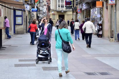 Sorianos paseando por El Collado. ÁLVARO MARTÍNEZ-