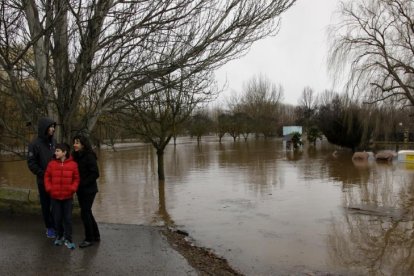 Calles de la localidad soriana de Garray anegadas por el río Duero.-DIEGO MAYOR