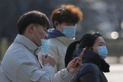 Ciudadanos chinos se protegen del coronavirus de Wuhan.-EFE