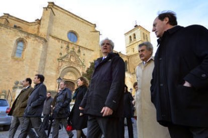 Herrero, Posada y Marqués pasan ante la colegiata de Nuestra Señora del Mercado. / ÁLVARO MARTÍNEZ-