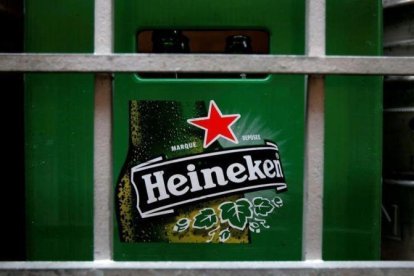 Una caja de plástico para transportar botellines de la empresa cervecera Heineken.-TIM CHONG