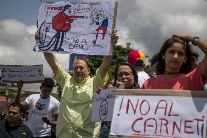 Manifestación contra la creación del carnet de la patria y otras medidas económicas impulsadas por Maduro, el pasado viernes, en Caracas.-MIGUEL GUTIÉRREZ (EFE)