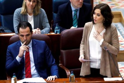 La presidenta madrileña en el pleno de la Asamblea este jueves.-DAVID FERNÁNDEZ (EFE)