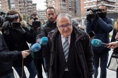 Luis Sabalza, llegando a la audiencia navarra, antes de declarar por el ’caso Osasuna’.-