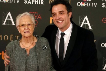 Antonia Guzmán, junto a su nieto Daniel-JUANJO MARTÍN (EFE)