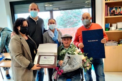 Aureliano Pinillos, agasajado en la celebración de su centenario en Duruelo de la Sierra. HDS