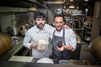 Óscar García, una estrella Michelin, y Giuseppe D’Errico, dos, cocinando en el Baluarte. GONZALO MONTESEGURO