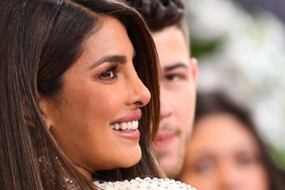 La actriz Priyanka Chopra y su marido, el cantante Nick Jonas, en la gala de los Grammy.-AFP / VALERIE MACON