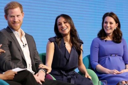 El príncipe Enrique junto a Meghan Markle y Kate Middleton, en un acto benéfico.-CRIS JACKSON