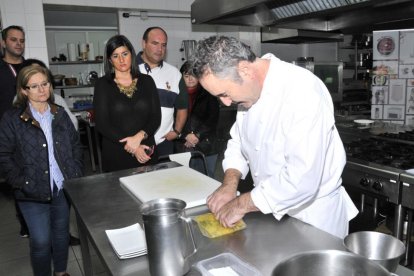 Tony Botella con algunos cocineros sorianos.-Valentín Guisande