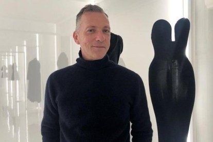 El historiador de la moda Olivier Saillard posa en la presentación de la exposición de Alaïa y Balenciaga, este miércoles en París.-MARÍA DÍAZ VALDERRAMA (EFE)