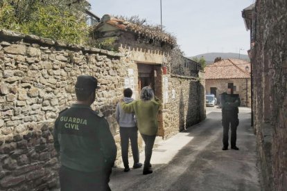 Dos guardias civiles custodian la residencia de Sánchez Dragó. MARIO TEJEDOR