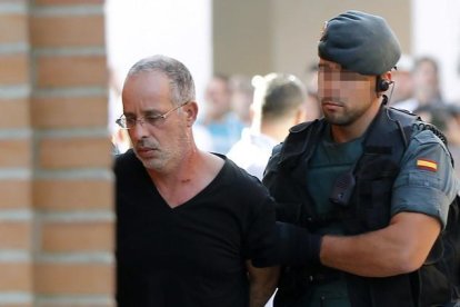 El presunto autor del asesinato de Eva Blanco, es trasladado por un agente de la Guardia Civil al juzgado de instrucción número 4 de Torrejón de Ardoz,.-EFE / CHEMA MOYA