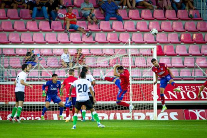 El Numancia está sufriendo demasiado en los balones por alto en los tres amistosos disputados. MARIO TEJEDOR