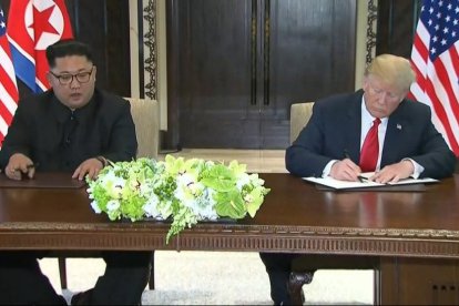 Kim Jong-un y Trump firman una declaración conjunta tras la reunión en Singapu-AP