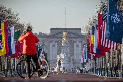 Bandera de la OTAN y de los países miembros de la Alianza ondean en Londres, este lunes.-MICHAEL KAPPELER (DPA)