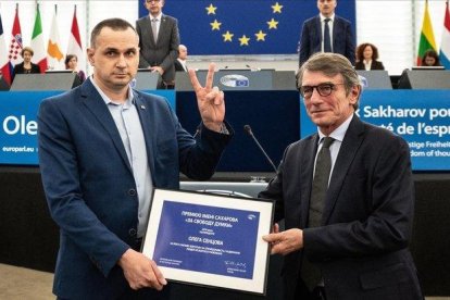 Oleg Sentsov recibe el Premio Sajarov de manos del presidente del Parlamento Europeo, David Sassoli.-EFE EPA / PATRICK SEEGER