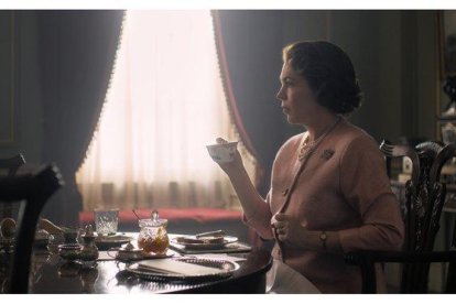 La actriz Olivia Colman, como la reina Isabel II, en la serie de Netflix The Crown.-NETFLIX