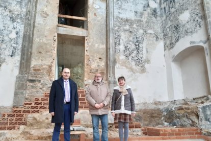 Miguel Latorre, en el centro, junto a los responsables municipales de Ágreda. HDS