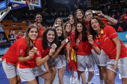 Las jugadoras de la selección muestran la medalla lograda en Tenerife-ALBERTO NEVADO (FEB)