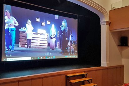 Pantalla del teatro cine de Navaleno con una obra de teatro.-R.F.