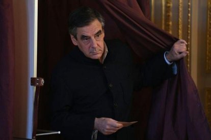 François Fillon, tras votar en París.-AFP / ERIC FEFERBERG