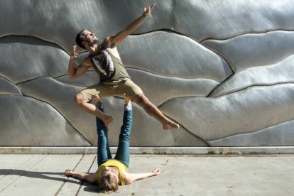 Oliver Chamorro , en una clase de yoga con una compañera en Tailandia.-