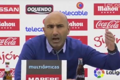 Abelardo perdió los papeles ante la pregunta de un periodista en rueda de prensa.-YOUTUBE