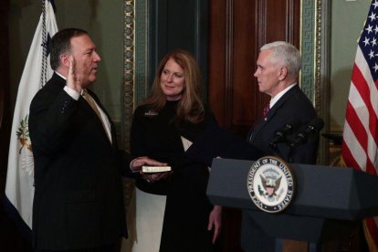 Mike Pompeo jura el cargo como director de la CIA ante su esposa y el vicepresidente, Mike Pence.-AFP / ALEX WONG