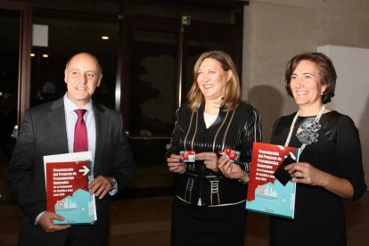 La consejera de Hacienda, Pilar del Olmo, entrega el USB con el Presupuestos de la Comunidad a la presidenta de las Cortes, Josefa García Cirac, junto al director general de Tributos, Armando Baeta-Ical