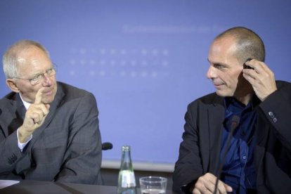 El ministro de Finanzas griego, Yanis Varufakis (derecha), y su homólogo alemán, Wolfgang Schäuble.-Foto:   MICHAEL KAPPELER / EFE