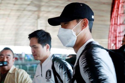 El capitán de la selección surcoreana Heung-min Son, jugador del Tottenham, este lunes en el aeropuerto de Pekín camino a Corea del Norte.-EPA / YNA