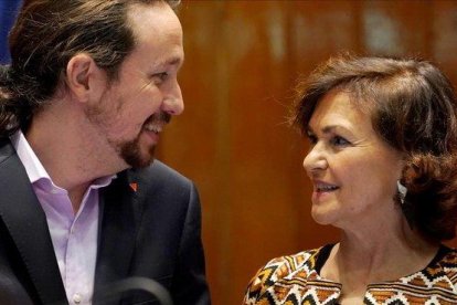 La vicepresidenta primera, Carmen Calvo, junto al vicepresidente segundo, Pablo Iglesias-JOSÉ LUIS ROCA