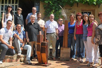 Las obras y los artistas junto con sus acompañantes y autoridades de Puebla de la Sierra. / PEDRO CALAVIA-