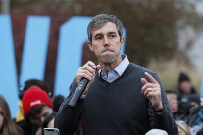 El excongresista tejano Beto O’Rourke se dirige a sus seguidores antes de un acto del Partido Demócrata en Iowa.-CHARLIE NEIBERGALL (AP)