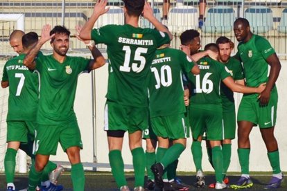 Los jugadores del Cerdanyola celebran la victoria de la pasada jornada ante el Brea. Twitter Cerdanyola