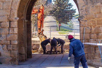 El paso por la Puerta del mercado en Almazán cerrado por obras.-MARIO TEJEDOR